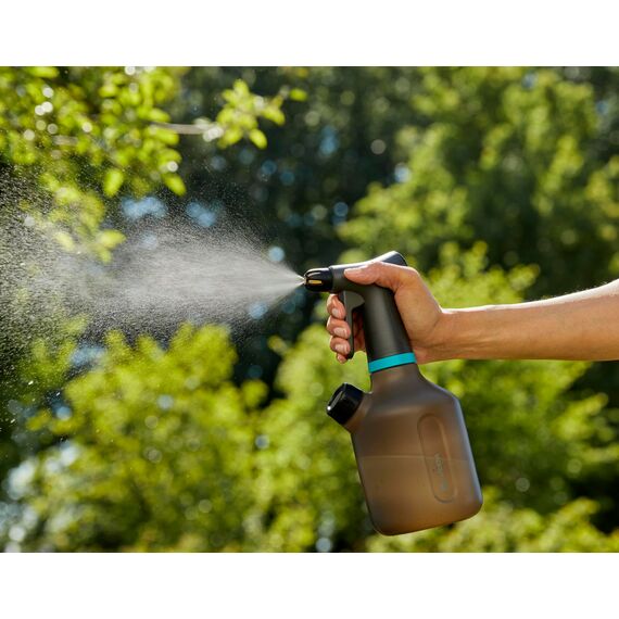 Gardena Pumpsprüher 1l: Indoor Pumpsprüher mit 360°-Funktion, Messingdüse, große Öffnung, lichtdurchlässiges Design, integrierte Dosierkappe, mit Füllstandsanzeige (11112-20)