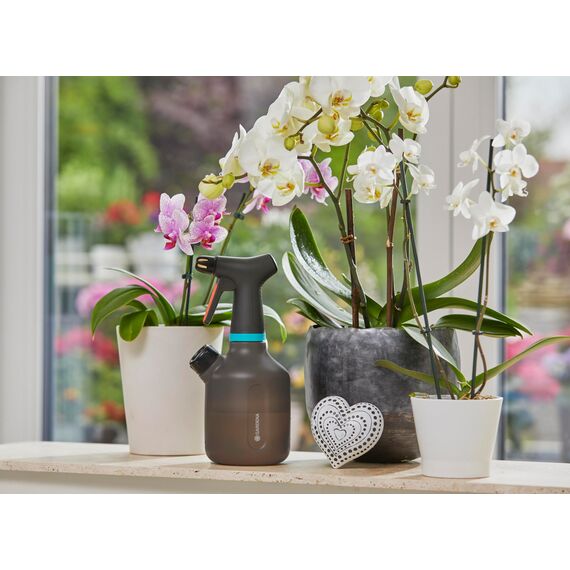 Gardena Pumpsprüher 1l: Indoor Pumpsprüher mit 360°-Funktion, Messingdüse, große Öffnung, lichtdurchlässiges Design, integrierte Dosierkappe, mit Füllstandsanzeige (11112-20)