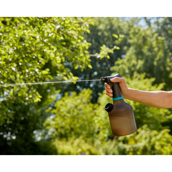 Gardena Pumpsprüher 1l: Indoor Pumpsprüher mit 360°-Funktion, Messingdüse, große Öffnung, lichtdurchlässiges Design, integrierte Dosierkappe, mit Füllstandsanzeige (11112-20)