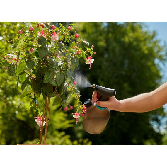 Gardena Pumpsprüher 1l: Indoor Pumpsprüher mit 360°-Funktion, Messingdüse, große Öffnung, lichtdurchlässiges Design, integrierte Dosierkappe, mit Füllstandsanzeige (11112-20)