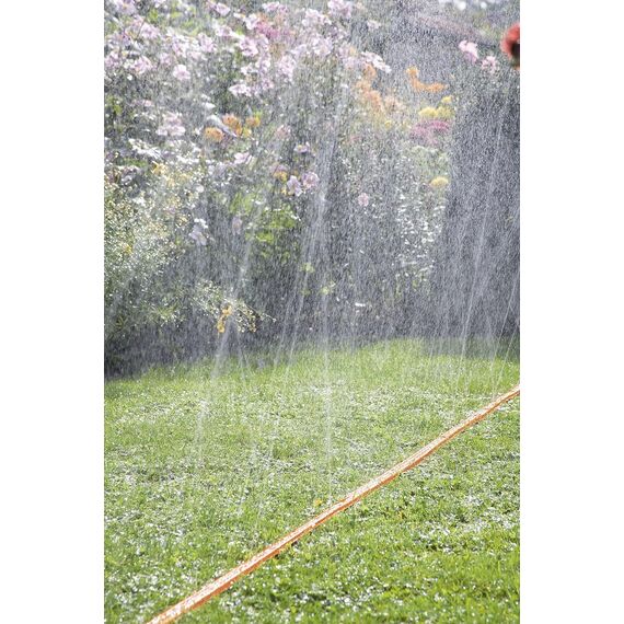 Gardena Schlauch-Regner: Sprühregner für schmale Beete und Zonen, pflanzenschonender feiner Sprühnebel, passend zu vielen Anschlüssen, Längenanpassung möglich, 15m, orange (996-20), Standard