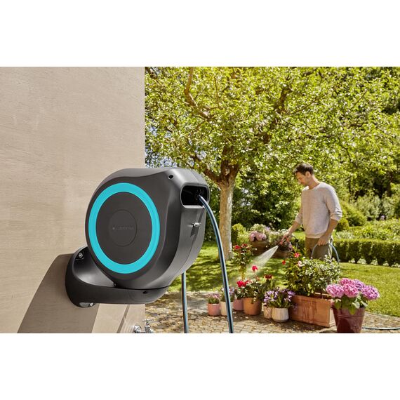 Gardena Wand-Schlauchbox RollUp M (türkis) 20m: Flexible Bewässerung für mittelgroße Gärten, schwenkbare Schlauchtrommel, mit Wandhalterung, Systemteilen und Spritze inkl. 20m Schlauch (18610-20)