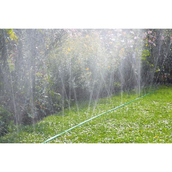 Gardena Schlauch-Regner: Sprühregner für die Bewässerung länglicher, schmaler Zonen, Länge 7,5 m, anschlussfertig ausgestattet, grün, individuell verkürz- oder verlängerbar (1995-20)