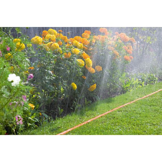 Gardena Schlauch-Regner: Sprühregner für schmale Beete und Zonen, pflanzenschonender feiner Sprühnebel, passend zu vielen Anschlüssen, Längenanpassung möglich, 15m, orange (996-20), Standard