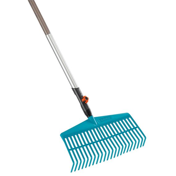 Gardena combisystem-Rechenbesen: Handlicher Zinkenbesen zum Zusammenfegen von Laub und Grasschnitt, mit robusten Kunststoffzinken, Arbeitsbreite 43 cm (3101-20)