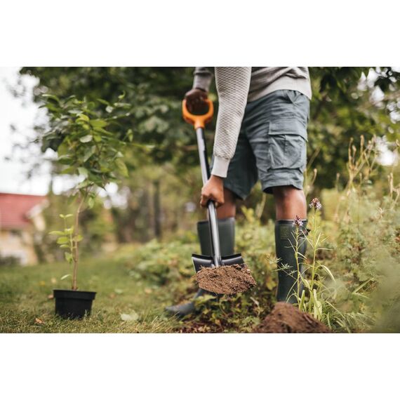 Fiskars Gärtnerspaten für weiche, steinarme Böden, Rund, Länge 116,6 cm, Hochwertiges Stahl-Blatt/Kunststoff-Stiel, Schwarz/Orange, Solid, 1066717