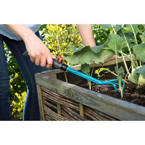 Gardena combisystem-Kleingrubber: 3-Zinken-Gartenkralle zum Lockern und Lüften des Bodens, Arbeitsbreite 7 cm, ergonomischer Griff, Korrosionsschutz (8921-20)