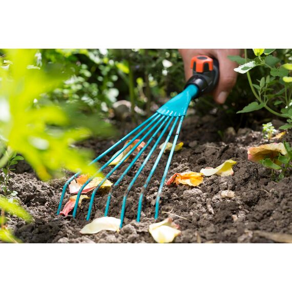 Gardena combisystem-Drahthandfeger: Kleinbesen zum Säubern von Beeten und Lüften von vermoosten Flächen, besonders widerstandsfähig, Arbeitsbreite 12 cm (8917-20)