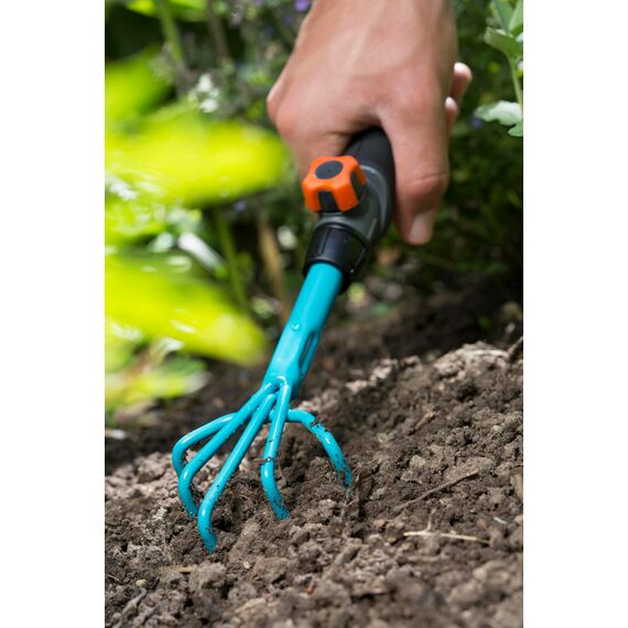 Gardena combisystem-Blumenkralle: 5-Zinken-Kleingrubber zum Lockern des Bodens in Beeten und Blumenkästen, Arbeitsbreite 7 cm, ergonomischer Griff, Korrosionsschutz (8923-20)