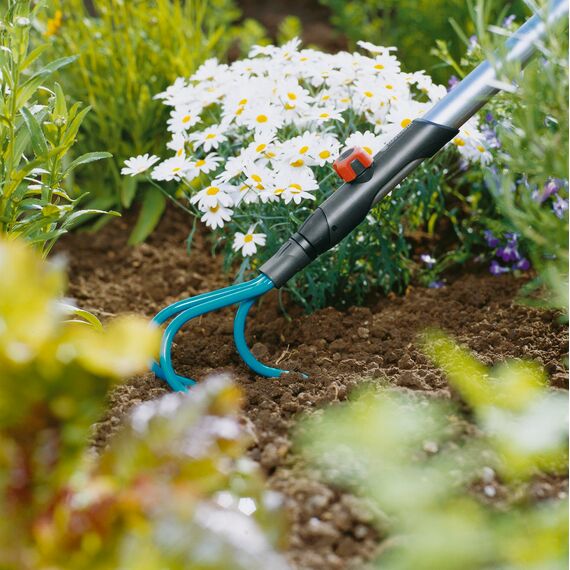Gardena combisystem-Grubber: Hacke mit 3 Zinken, ideales Gartenzubehör zum Lockern und Lüften des Bodens, 9 cm Arbeitsbreite, passend zu Allen cs-Stielen (3166-20)