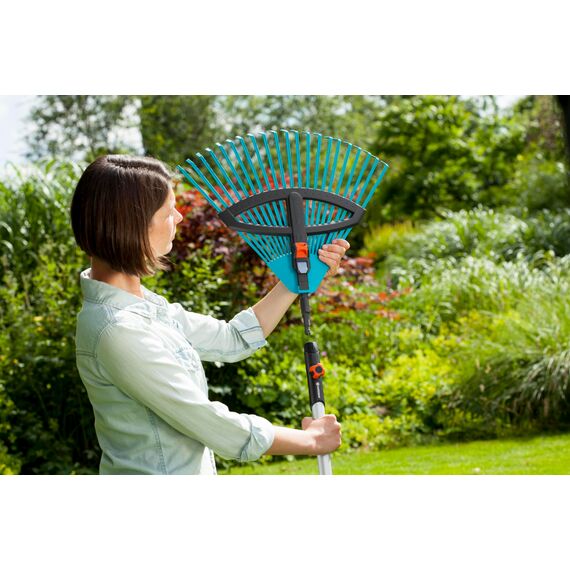 Gardena combisystem-Kunststoff-Verstellbesen: Laubbesen mit verstellbaren elastischen Kunststoffzinken, Arbeitsbreite 35 bis 52 cm, wackelfreies Arbeiten (3099-88)