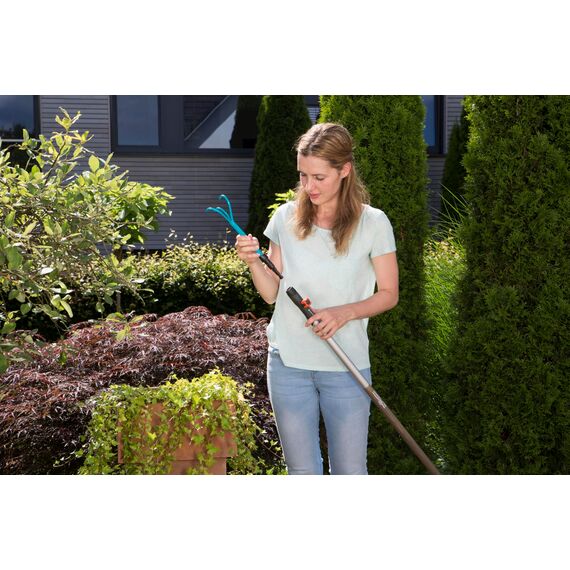 Gardena combisystem-Kleingrubber: 3-Zinken-Gartenkralle zum Lockern und Lüften des Bodens, Arbeitsbreite 7 cm, ergonomischer Griff, Korrosionsschutz (8921-20)