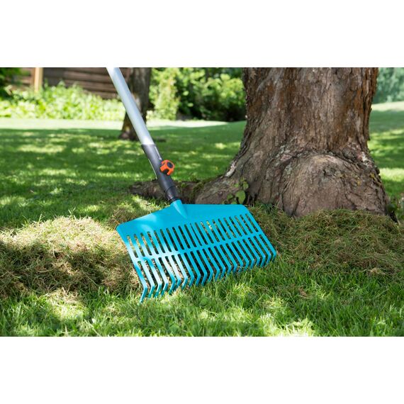 Gardena combisystem-Rechenbesen: Handlicher Zinkenbesen zum Zusammenfegen von Laub und Grasschnitt, mit robusten Kunststoffzinken, Arbeitsbreite 43 cm (3101-20)
