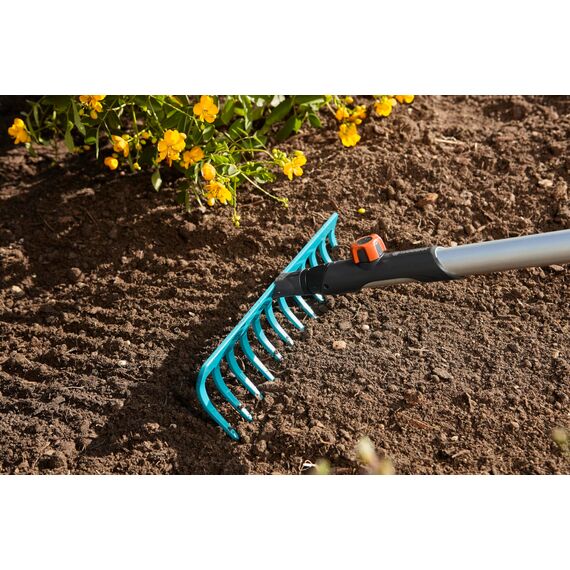 Gardena combisystem-Rechen: Praktische Harke mit 12 Zinken, ideales Gartenzubehör zum Rechen, Unkrautentfernen und zur Bodenbearbeitung, Arbeitsbreite 30 cm, passend zu Allen cs-Stielen (3177-20)