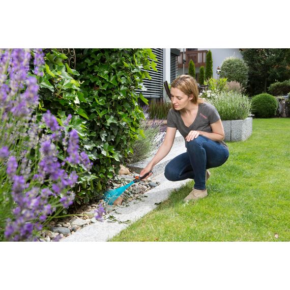 Gardena combisystem-Kleinbesen: Drahthandbesen zum Abfegen der Gartenabfälle, Arbeitsbreite 12 cm, aus Qualitätsstahl, ergonomischer Griff, Korrosionsschutz (8919-20)