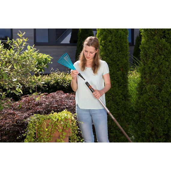 Gardena combisystem-Kleinbesen: Drahthandbesen zum Abfegen der Gartenabfälle, Arbeitsbreite 12 cm, aus Qualitätsstahl, ergonomischer Griff, Korrosionsschutz (8919-20)