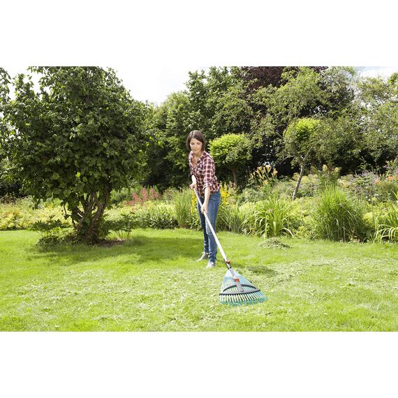 Gardena combisystem-Kunststoff-Verstellbesen: Laubbesen mit verstellbaren elastischen Kunststoffzinken, Arbeitsbreite 35 bis 52 cm, wackelfreies Arbeiten (3099-88)