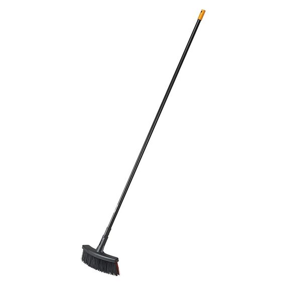 Fiskars Solid Allzweckbesen mit PowerClean-Borsten, Länge: 1,6 m, M, Schwarz/Orange, 1025921