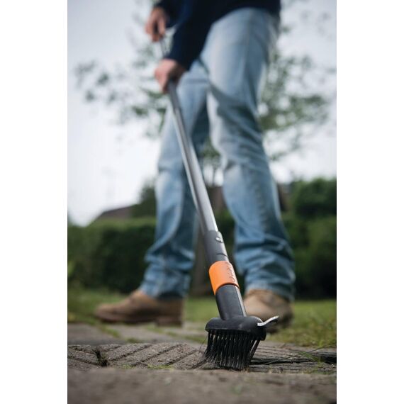 Fiskars Fugenbürste mit zusätzlicher Kratz-Klinge, Gerätekopf, Länge: 18,5 cm, Breite: 15 cm, Stahl-Borsten/Glasfaserverstärkter Kunststoff-Rahmen, Schwarz/Orange, QuikFit, 1000657