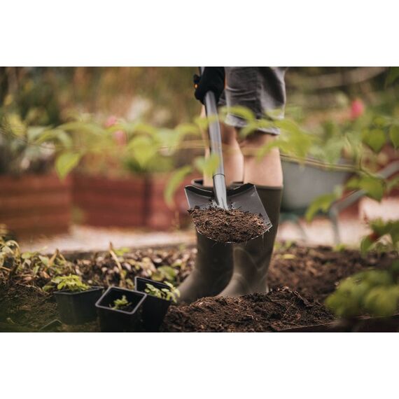 Fiskars Gärtnerspaten, Rund, Spaten für weiche, steinarme Böden, Länge: 125 cm, Hochwertiger Borstahl, Grau/Schwarz, Ergonomic, 1070640
