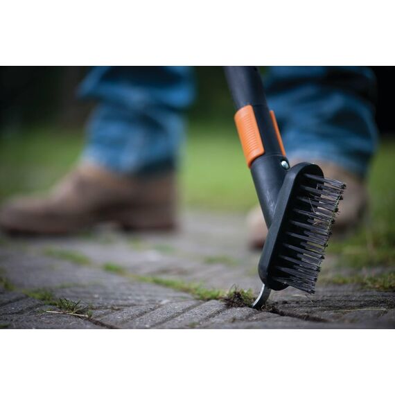 Fiskars Fugenbürste mit zusätzlicher Kratz-Klinge, Gerätekopf, Länge: 18,5 cm, Breite: 15 cm, Stahl-Borsten/Glasfaserverstärkter Kunststoff-Rahmen, Schwarz/Orange, QuikFit, 1000657