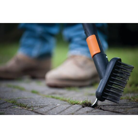 Fiskars Fugenbürste mit zusätzlicher Kratz-Klinge, Gerätekopf, Länge: 18,5 cm, Breite: 15 cm, Stahl-Borsten/Glasfaserverstärkter Kunststoff-Rahmen, Schwarz/Orange, QuikFit, 1000657