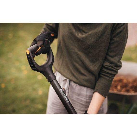 Fiskars Gärtnerspaten, Spitz, Spaten für harte, steinige Böden, Länge: 125 cm, Hochwertiger Borstahl, Grau/Schwarz, Ergonomic, 1070639