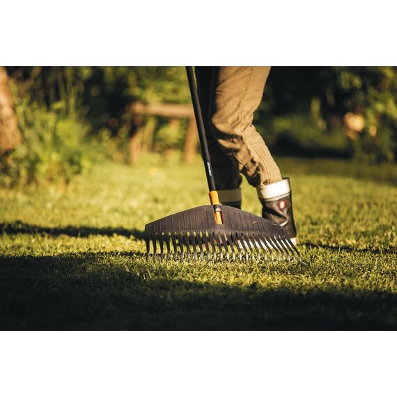 Fiskars Laubbesen, 25 Zinken, Länge: 170 cm, Breite: 41,5 cm, Kunststoff-Zinken/Aluminium-Stiel, Schwarz/Orange, M, Solid, 1003464