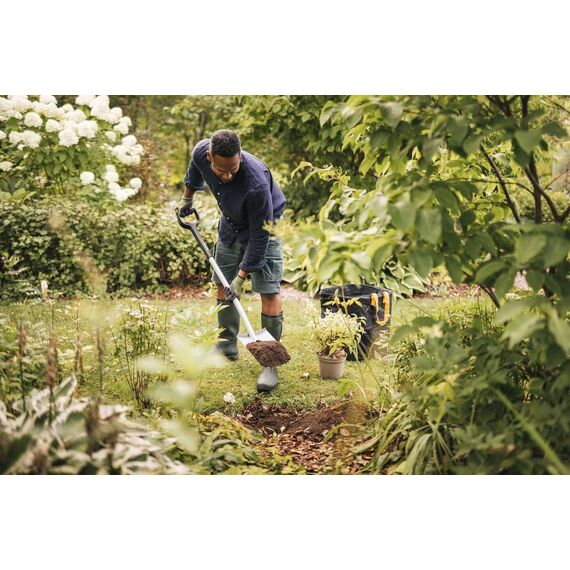 Fiskars Teleskop-Spaten für weiche, steinarme Böden, Rund, Länge: 111 - 130 cm, Verstärktes Borstahl-Blatt, Schwarz/Orange, Xact, 1066733