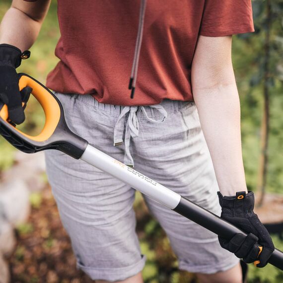 Fiskars Gärtnerspaten für harte, steinige Böden, Spitz, Länge: 120 cm, Verstärktes Borstahl-Blatt, Schwarz/Orange, Xact, 1066729