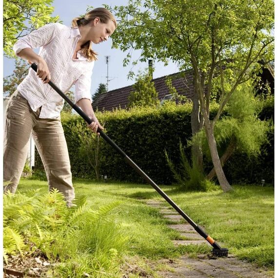 Fiskars Fugenbürste mit zusätzlicher Kratz-Klinge, Gerätekopf, Länge: 18,5 cm, Breite: 15 cm, Stahl-Borsten/Glasfaserverstärkter Kunststoff-Rahmen, Schwarz/Orange, QuikFit, 1000657