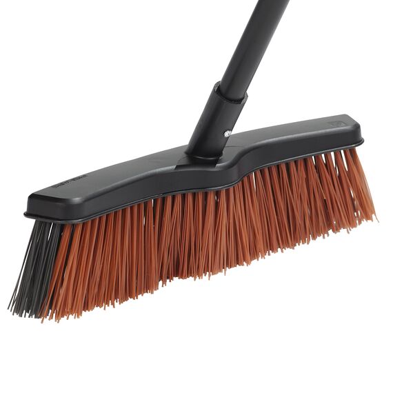 Fiskars Allzweckbesen, Länge: 159 cm, Breite: 38 cm, Kunststoff-Borsten/Aluminium-Stiel, Schwarz/Orange, Solid, 1003467