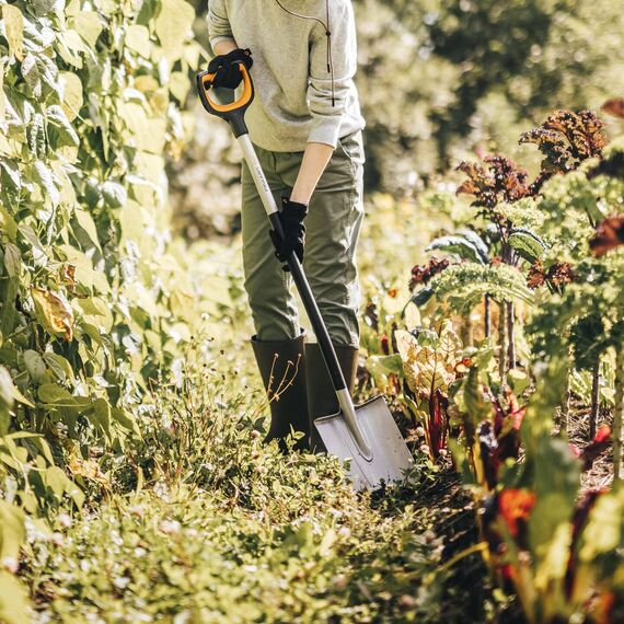 Fiskars Gärtnerspaten für weiche, steinarme Böden, Rund, Länge: 120 cm, Verstärktes Borstahl-Blatt, Schwarz/Orange, Xact, 1066730