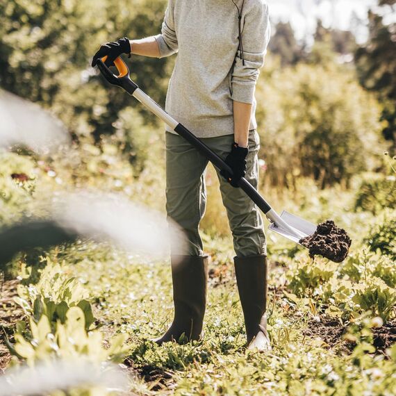 Fiskars Gärtnerspaten für harte, steinige Böden, Spitz, Länge: 120 cm, Verstärktes Borstahl-Blatt, Schwarz/Orange, Xact, 1066729