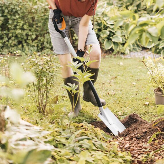 Fiskars Gärtnerspaten für weiche, steinarme Böden, Rund, Länge: 120 cm, Verstärktes Borstahl-Blatt, Schwarz/Orange, Xact, 1066730