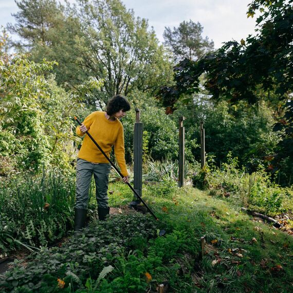 Fiskars Universal-Gartenrechen mit 12 gebogenen Zinken, Breite: 41 cm, glasfaserverstärkter Kunststoff/Aluminium, Schwarz/Orange, Solid, 1003466