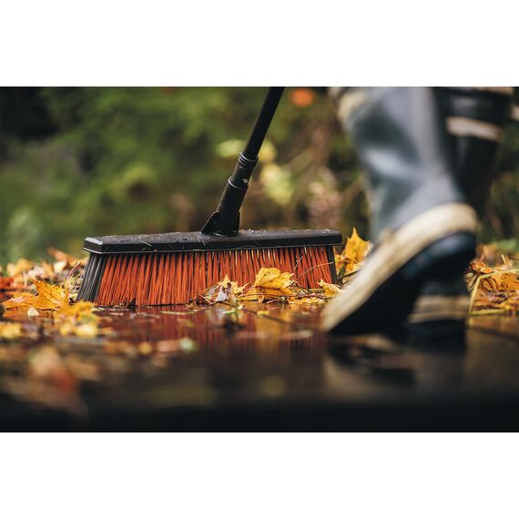 Fiskars Solid Allzweckbesen mit PowerClean-Borsten, Länge: 1,7 m, L, Schwarz/Orange, 1025926