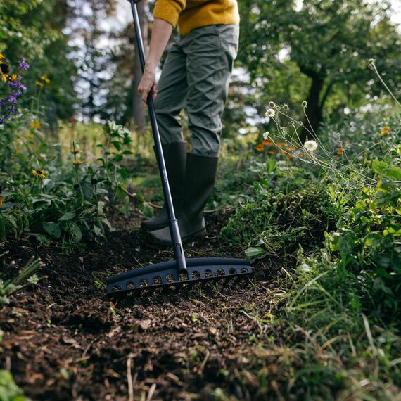 Fiskars Rechen-Kopf, 12 Zinken, Verbindbar mit Fiskars Solid Stiel, Breite: 41 cm, Kunststoff-Zinken, Schwarz, Solid, 1014917