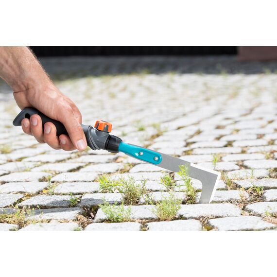Gardena combisystem-Fugenkratzer: Unkrautkratzer zum Entfernen von Moos und Unkraut in Plattenfugen, zweiseitig geschliffenes und gehärtetes Edelstahlmesser, Korrosionsschutz (8927-20)