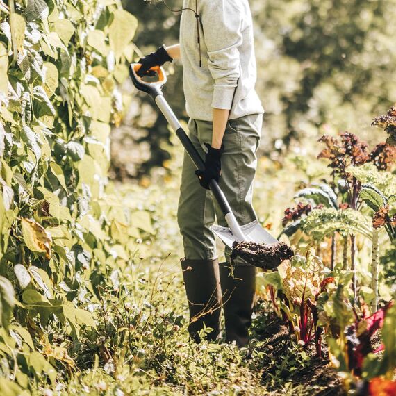 Fiskars Gärtnerspaten für weiche, steinarme Böden, Rund, Länge: 120 cm, Verstärktes Borstahl-Blatt, Schwarz/Orange, Xact, 1066730