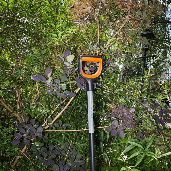 Fiskars Gärtnerspaten für harte, steinige Böden, Spitz, Länge: 120 cm, Verstärktes Borstahl-Blatt, Schwarz/Orange, Xact, 1066729