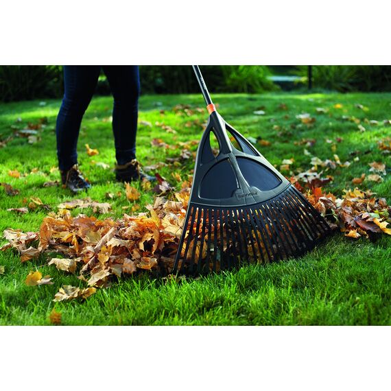 Fiskars Laubbesen, 27 Zinken, Breite: 65 cm, Kunststoff-Zinken/Aluminium-Stiel, Schwarz/Orange, XL, Solid, 1015645