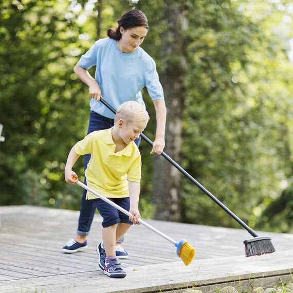 Fiskars Allzweckbesen, Länge: 159 cm, Breite: 38 cm, Kunststoff-Borsten/Aluminium-Stiel, Schwarz/Orange, Solid, 1003467