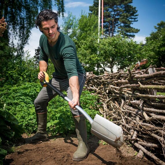 Fiskars Gärtnerspaten für harte, steinige Böden, Spitz, Länge: 108 cm, Qualitätsstahl-Blatt/Glasfaserverstärkter Kunststoff-Stiel, Schwarz/Orange, Xact, M, 1003684