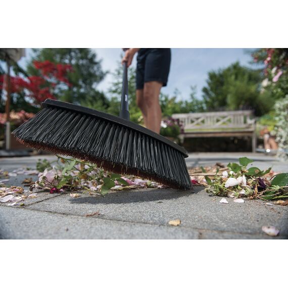 Fiskars Solid Allzweckbesen mit PowerClean-Borsten, Länge: 1,6 m, M, Schwarz/Orange, 1025921