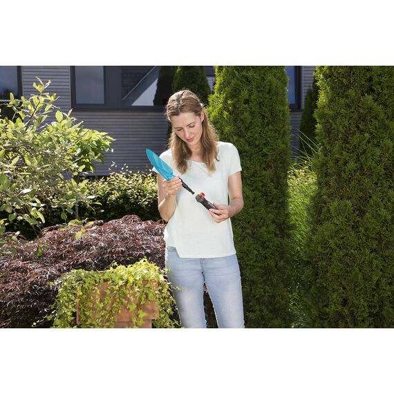 Gardena combisystem-Kleingeräte Set: Set bestehend aus Blumenkelle und Blumenrechen für müheloses EIN- und Umpflanzen in Beeten und Blumenkästen, inkl. combisystem-Kleingeräte Griff (17354-60)