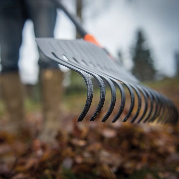 Fiskars Laubbesen, 25 Zinken, Länge: 175 cm, Breite: 52 cm, Kunststoff-Zinken/Aluminium-Stiel, Schwarz/Orange, L, Solid, 1003465