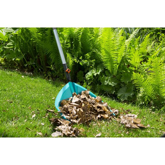 Gardena combisystem-Schaufel-Rechen: Handlicher Schaufel-Rechen zum Zusammenfegen und Aufheben von Laub und Gartenabfällen, mit robusten Kunststoffzinken, Arbeitsbreite 36,5 cm (3120-20)
