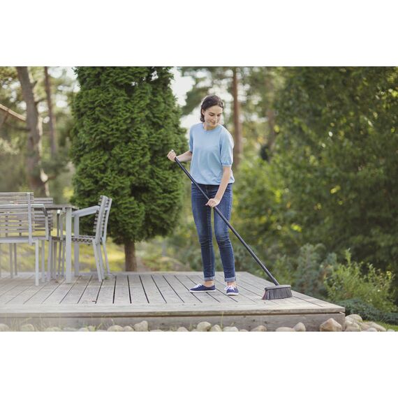 Fiskars Allzweckbesen, Länge: 159 cm, Breite: 38 cm, Kunststoff-Borsten/Aluminium-Stiel, Schwarz/Orange, Solid, 1003467