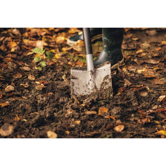 Fiskars Gärtnerspaten für harte, steinige Böden, Spitz, Länge: 125 cm, Hochwertiger Borstahl, Grau/Schwarz, Ergonomic, 1001568